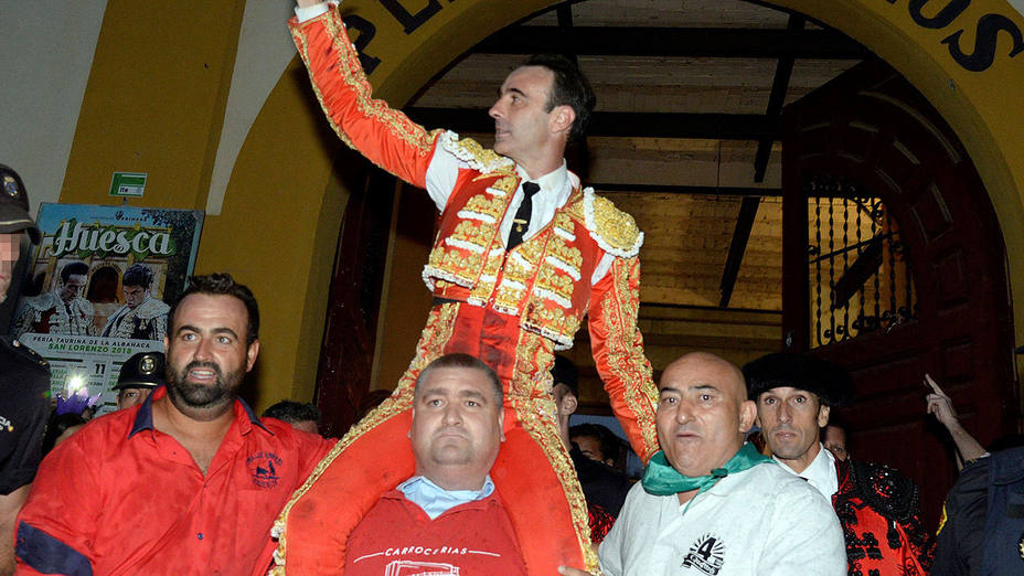 Enrique Ponce en su salida a hombros este domingo en Huesca