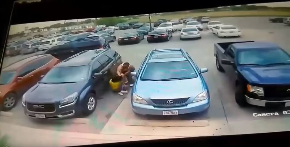 Un hombre le da una brutal paliza a dos mujeres por quitarle el sitio en el que iba aparcar