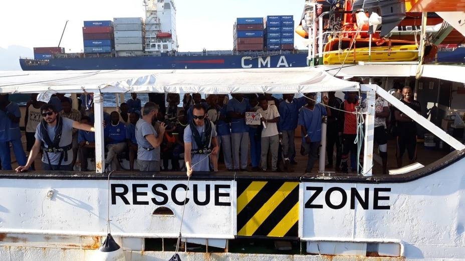 Organizaciones humanitarias exigen a Europa una solución inmediata al pesquero con 12 migrantes a bordo