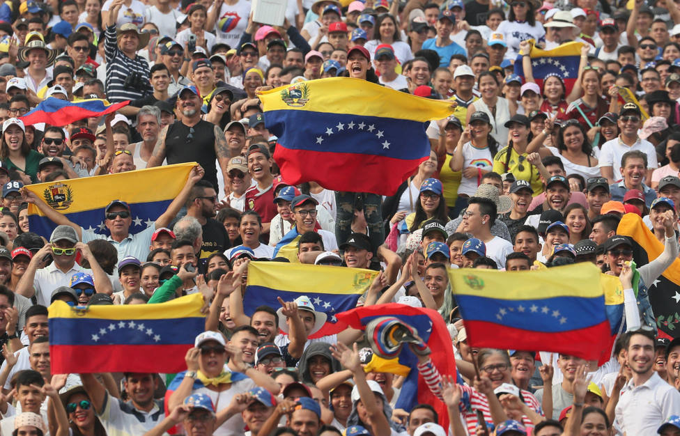 Miles de personas esperan a que comience el mega concierto benéfico Venezuela Live Aid