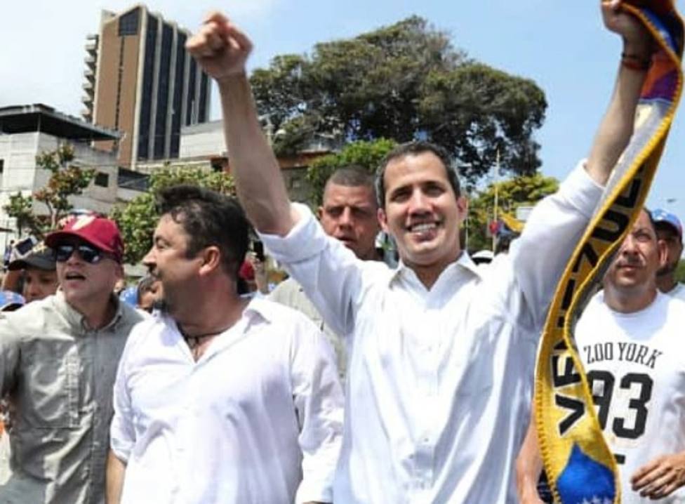 El abogado Roberto Marrero junto a Juan Guaidó. Imagen Twitter