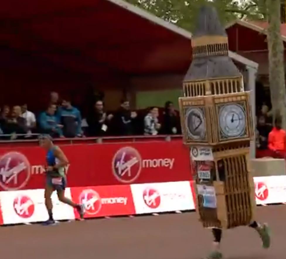 Corre la Maratón de Londres disfrazado de Big Ben con final inesperado
