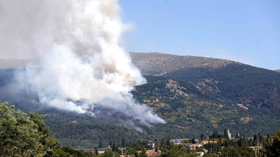 Los bomberos se despliegan para evitar que el incendio de La Granja (Segovia) entre en la Comunidad de Madrid
