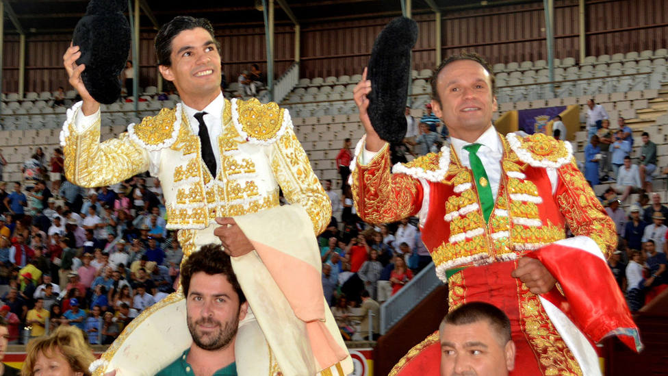 Pablo Aguado y Antonio Ferrera en su salida a hombros este lunes en Palencia
