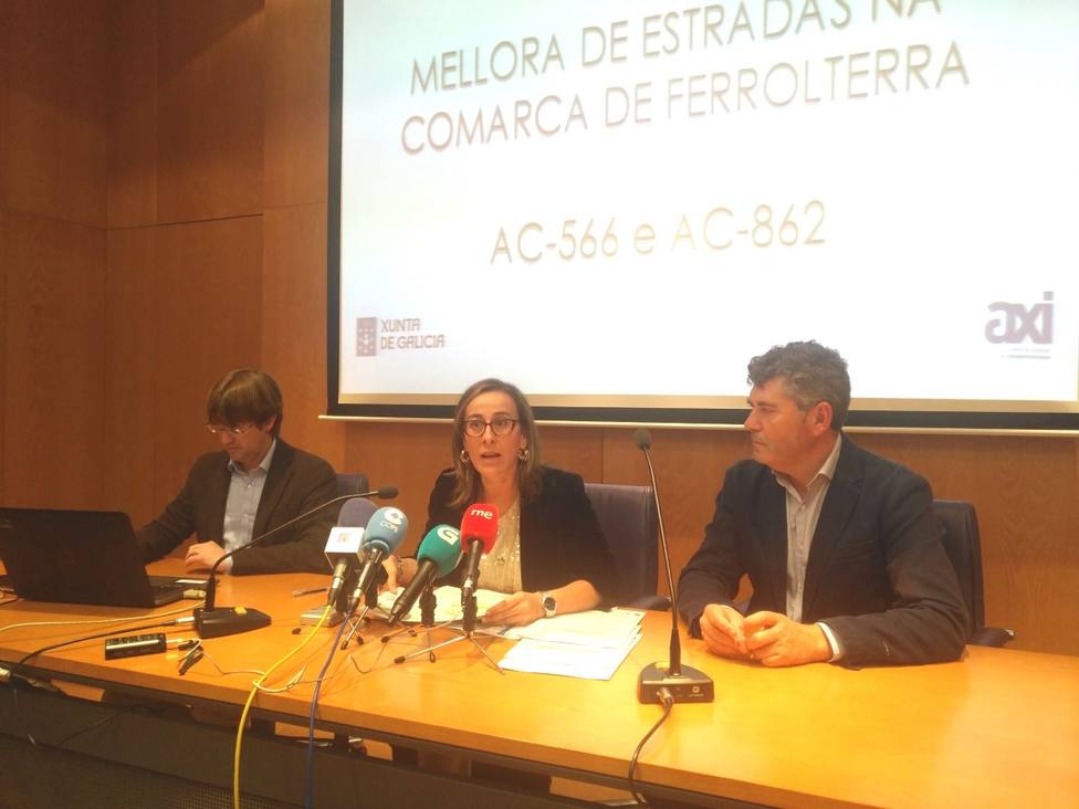 Ethel Vázquez, en el centro, presenta la mejoras de estas carreteras de Ferrolterra