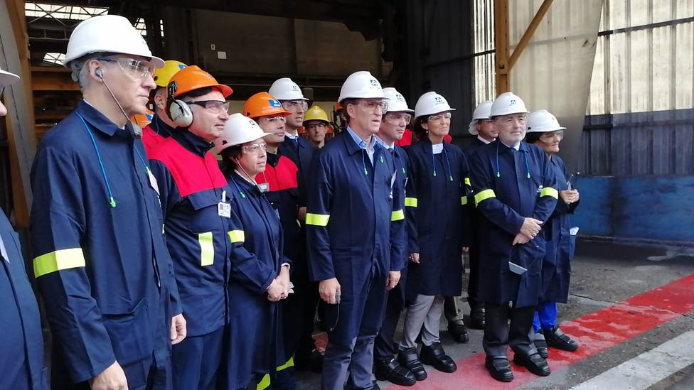 El presidente Feijóo, la ministra Maroto y otros representantes políticos en la planta de Alcoa San Cibrao