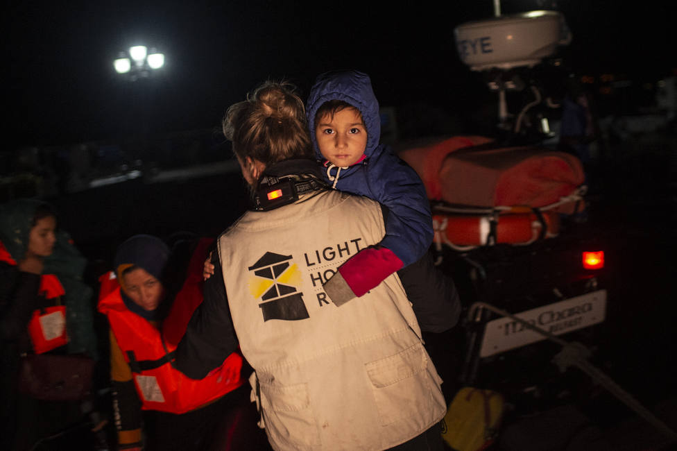 Grecia traslada a 370 migrantes al continente ante la superpoblación de los centros de Lesbos y Chios
