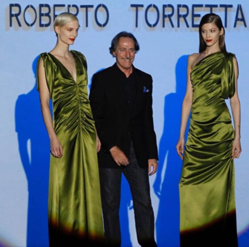 Roberto Torretta entre dos modelos