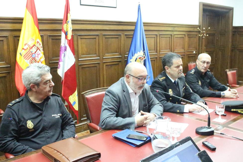 El subdelegado del Gobierno y el comisario jefe en la presentación de la nueva operación policial en Soria