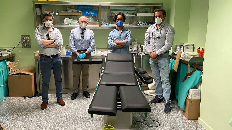 El doctor García Padrós y miembros del Centro de Asuntos Taurinos junto a la nueva mesa quirúrgica