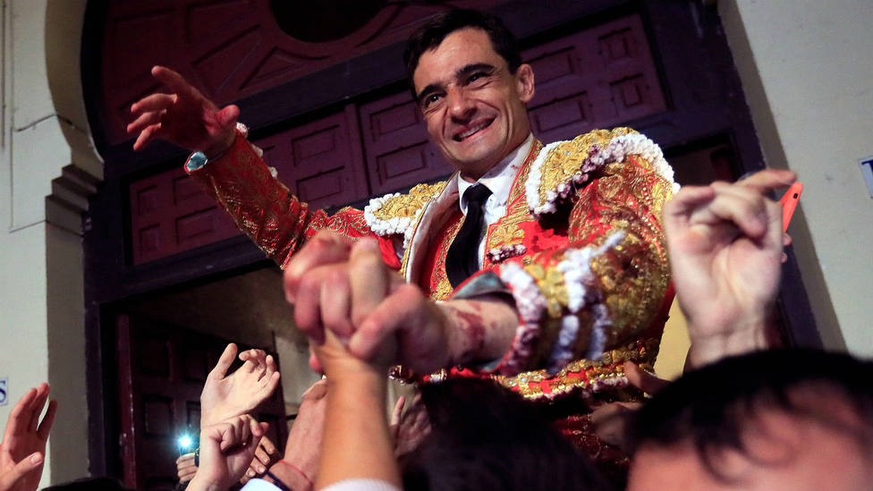 Paco Ureña en su salida a hombros el año pasado en la plaza de toros de Las Ventas