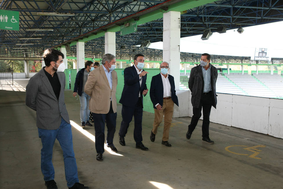 González Formoso con integrantes del gobierno de Ferrol y directiva del Racing - FOTO: Diputación