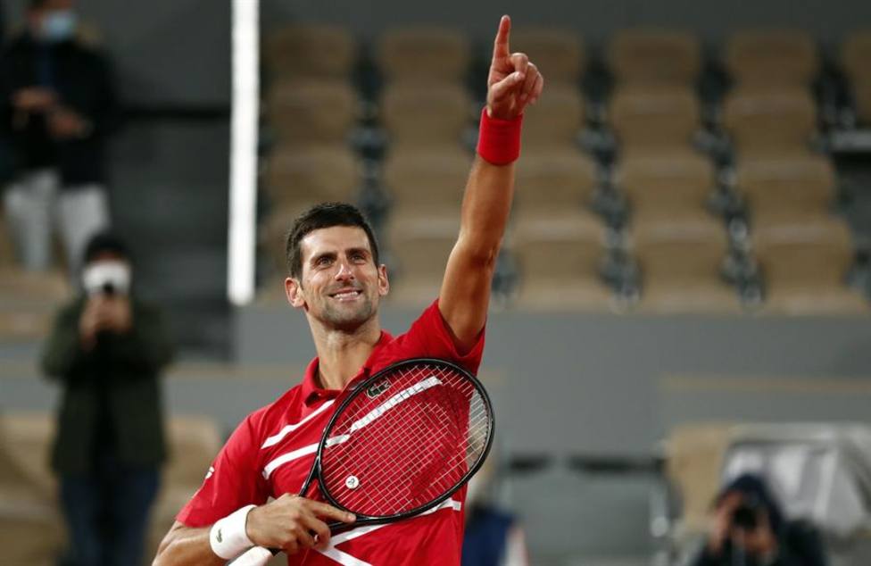 Djokovic evita la remontada y vence a Tsitsipas para desafiar a Nadal