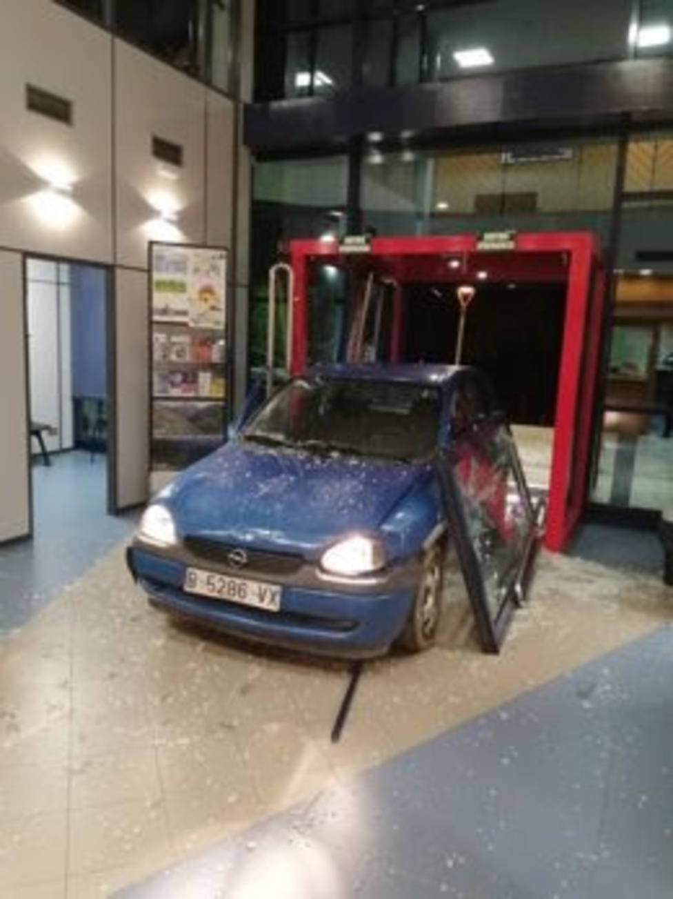 El coche quedó empotrado en la comisaría de Mossos de Ripoll