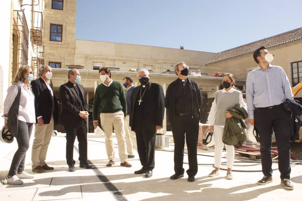 El obispo visita las obras del futuro Centro de Recepción de la Mezquita-Catedral, que acaban en diciembre