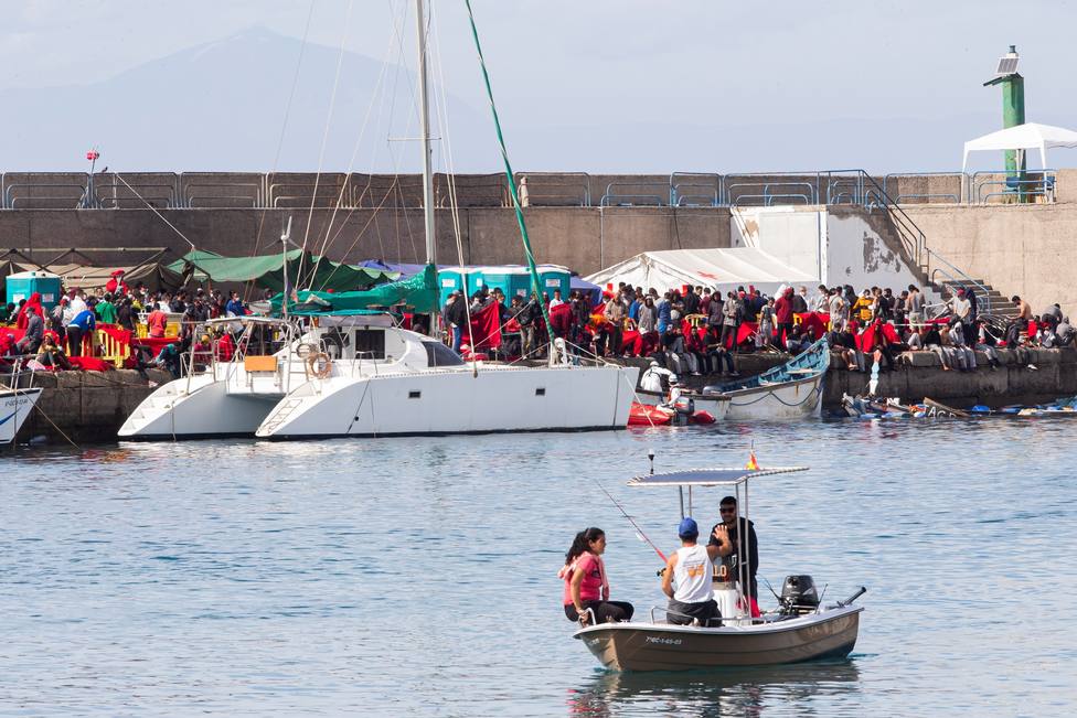 Salvamento Marítimo lleva nuevos rescatados a Arguineguín, donde continúan cientos de inmigrantes