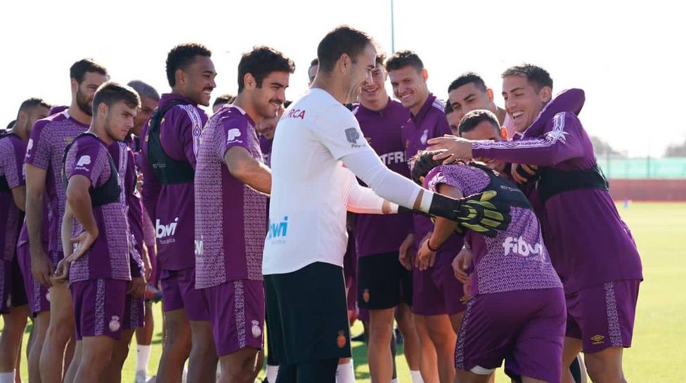 Los jugadores del Mallorca, manteando a Luka hoy