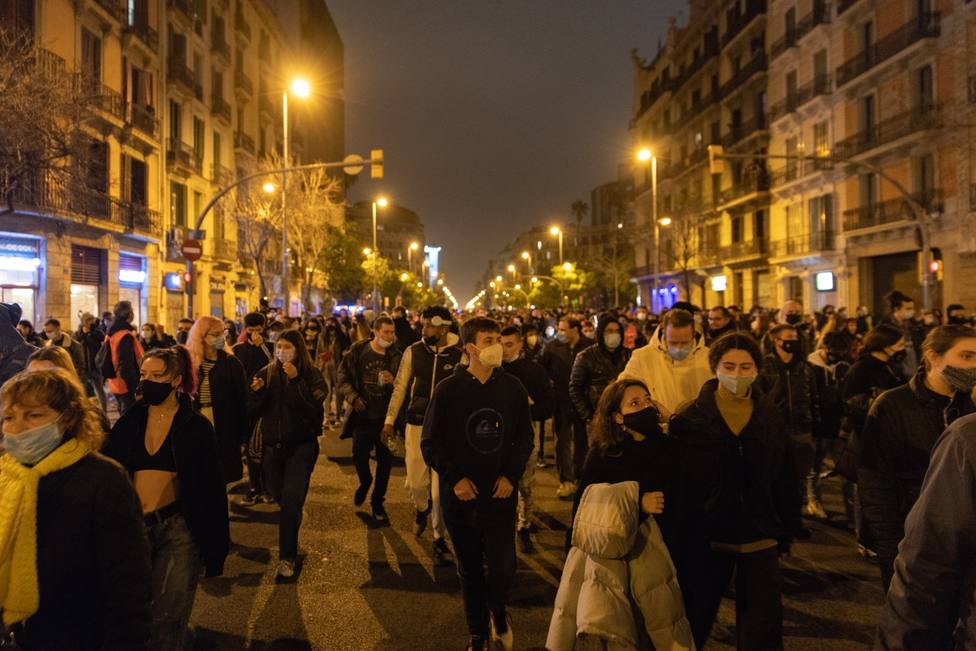 Medio millar de personas cortan la calle Aragó de Barcelona gritando Libertad Pablo Hasel