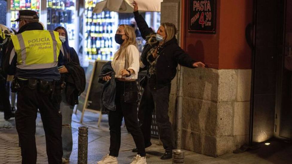 El turismo de borrachera agita el debate político preelectoral en Madrid