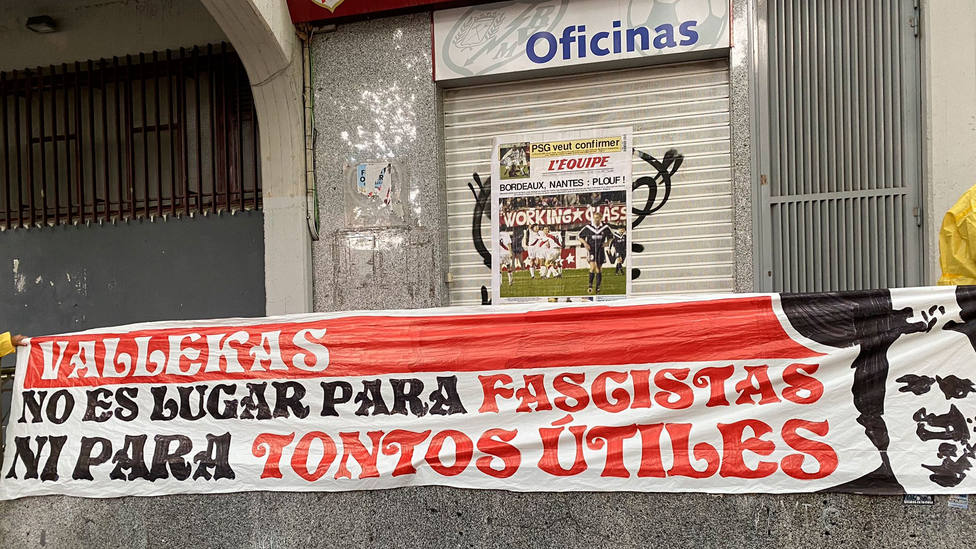 Pancarta de protesta de aficionados del Rayo en el Estadio de Vallecas (FOTO: Carlos Ganga)