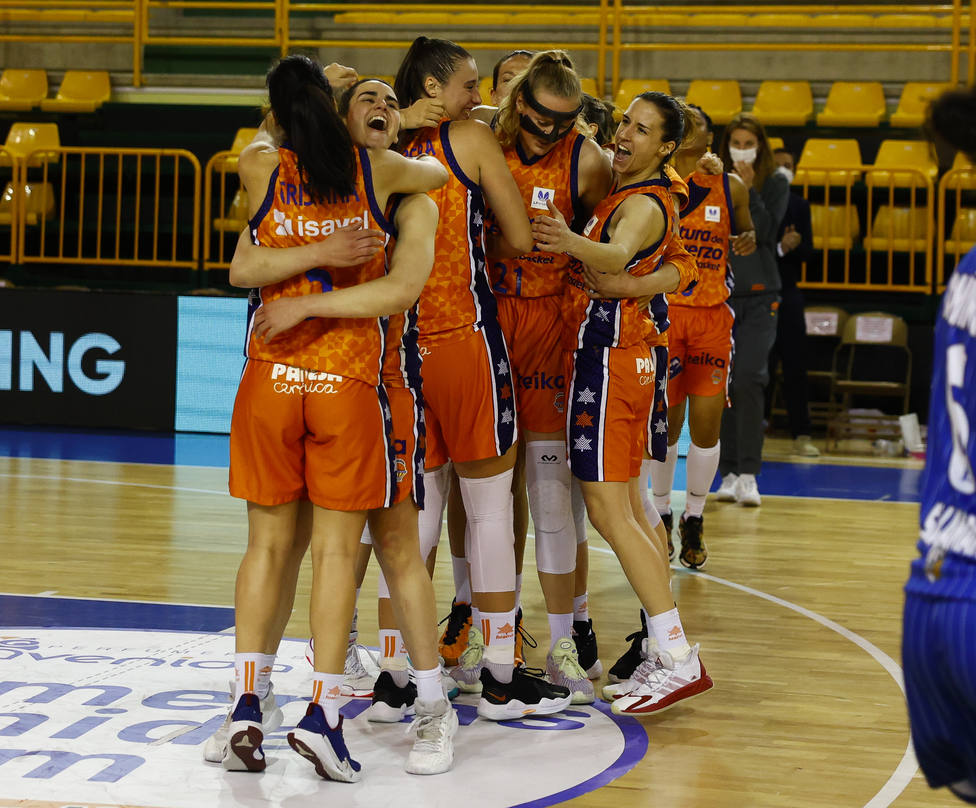 Alegría de las jugadoras de Valencia Basket