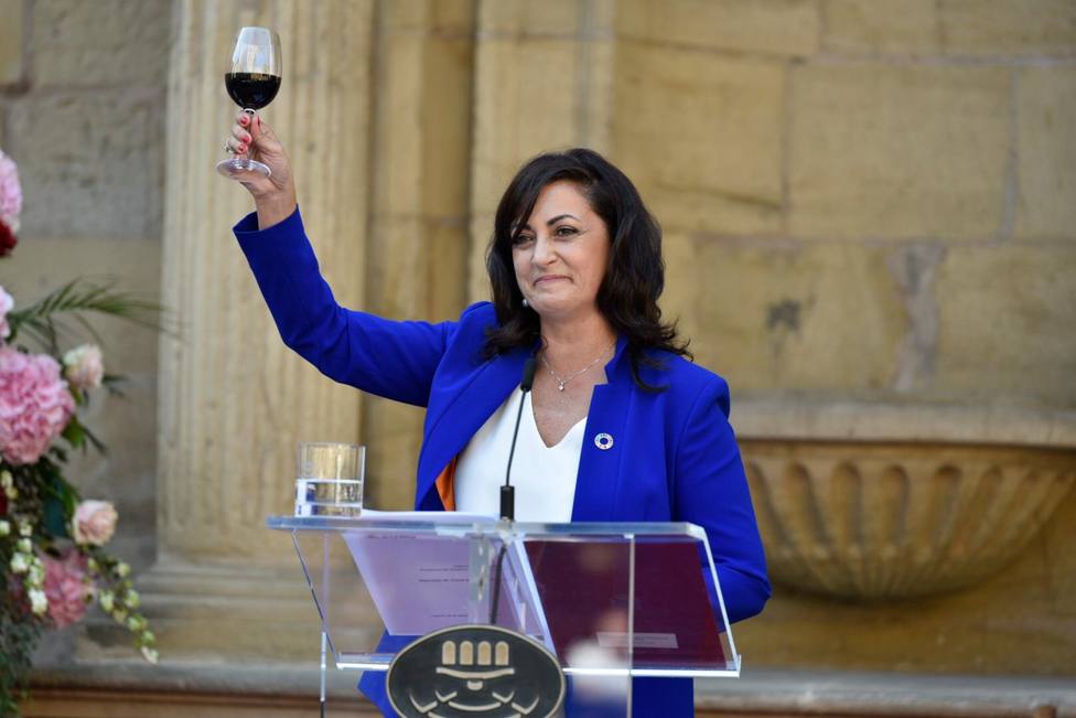 Una botella de vino fractura un dedo del pie derecho de la presidenta de La Rioja