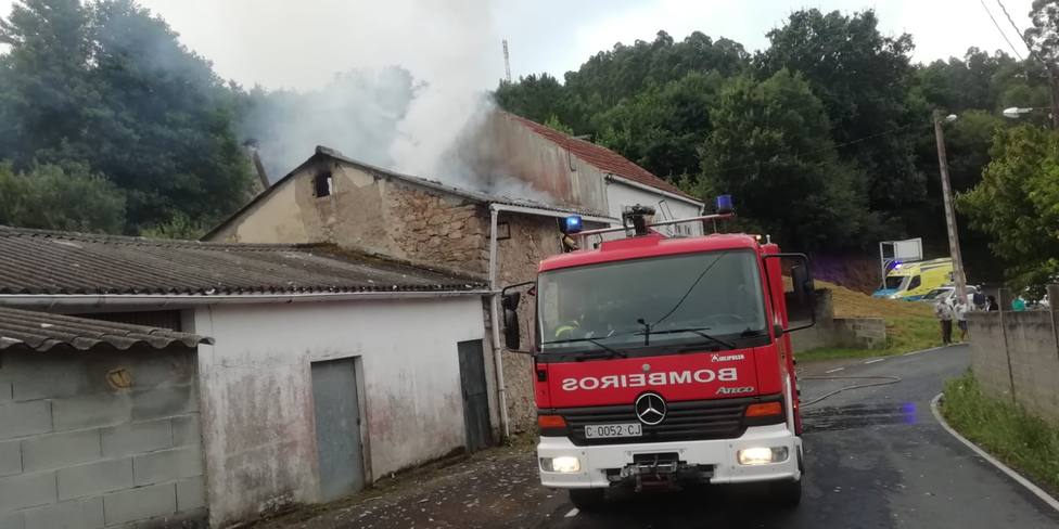 El incendio afectó a una vivienda en el lugar de San Isidro, Neda. FOTO: Protección Civil de Neda