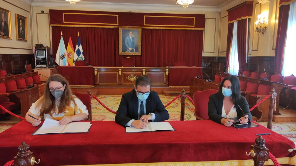 Firma del convenio con la ASCM de Ferrol. FOTO: concello de Ferrol