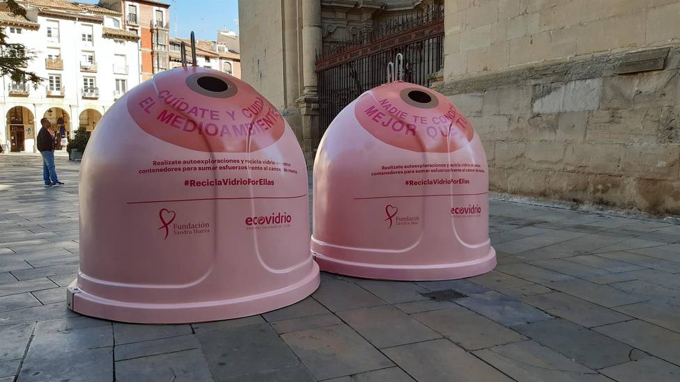 Logroño se suma a la campaña solidaria Recicla vidrio por ellas con dos iglús rosas en la Plaza del Mercado