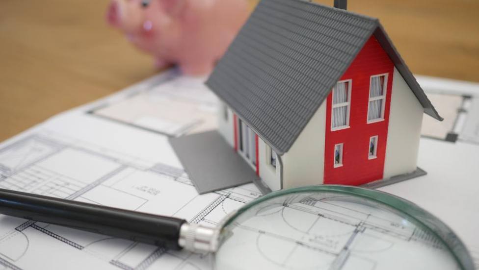 Si optas a un alquiler o a una vivienda en propiedad, deberás tener un dinero ahorrado.