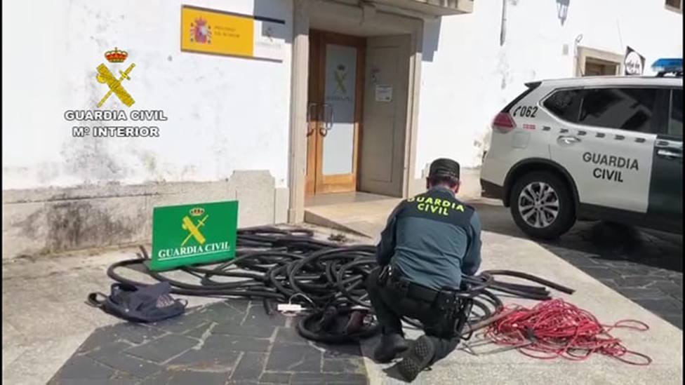 Material incautado y depositado ante el cuartel de San Sadurniño - FOTO: Guardia Civil