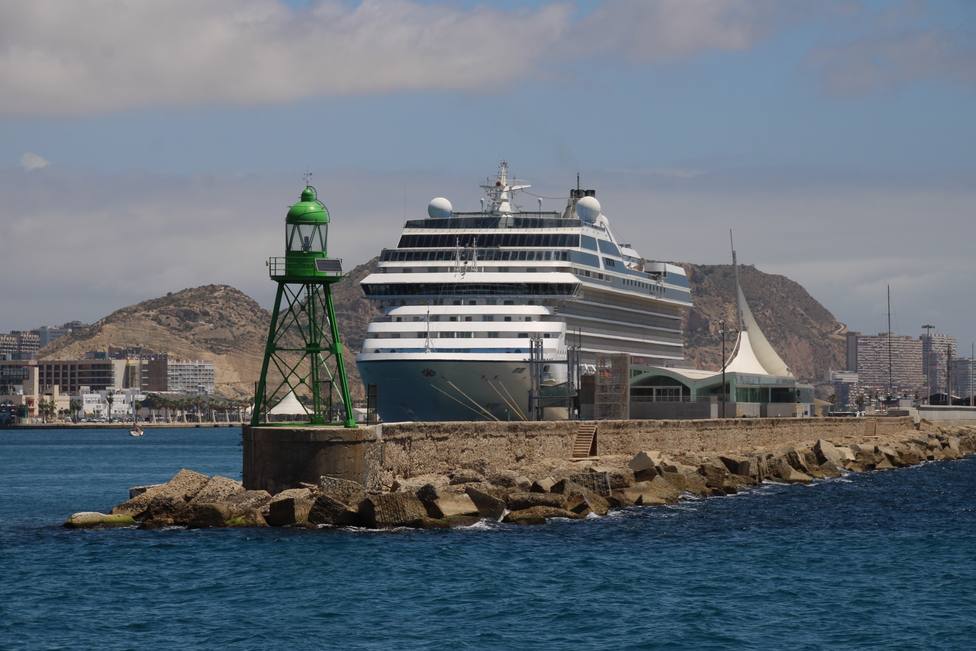La compañía MSC Cruceros hará 32 escalas en el puerto de Alicante en 2023