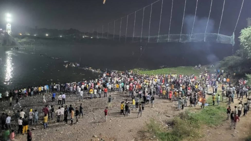 60 muertos y centenares de heridos al derrumbarse el puente colgante de Morbi en India