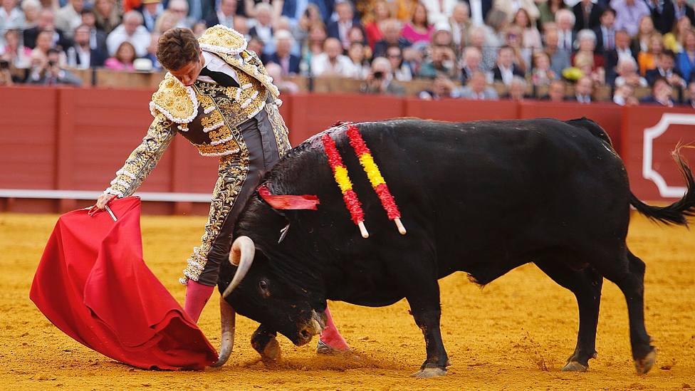 Derechazo de El Juli al quinto toro de Cuvillo al que desorejó este domingo en Sevilla