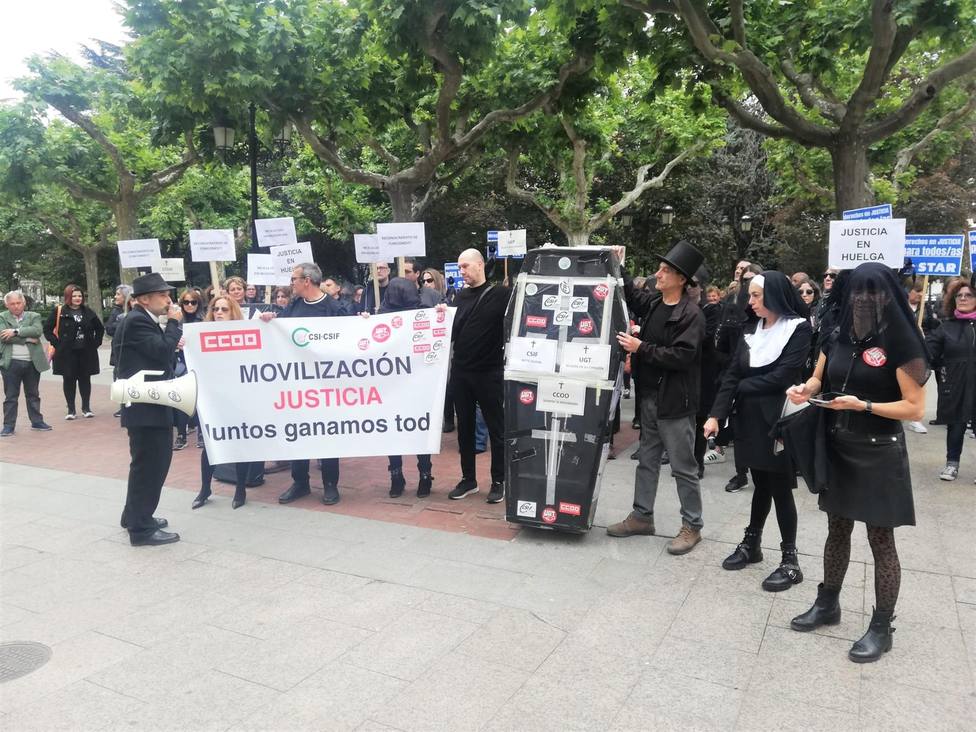 Funcionarios de La Rioja escenifican el entierro de la Justicia en su primera jornada de huelga indefinida