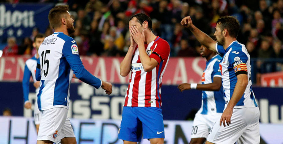 Godín se lamenta de una jugada ante el Espanyol (Reuters)