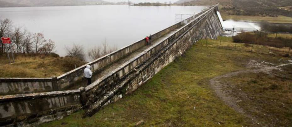 Vista del río Zadorra en Vitoria donde han sido localizados restos humanos. EFE