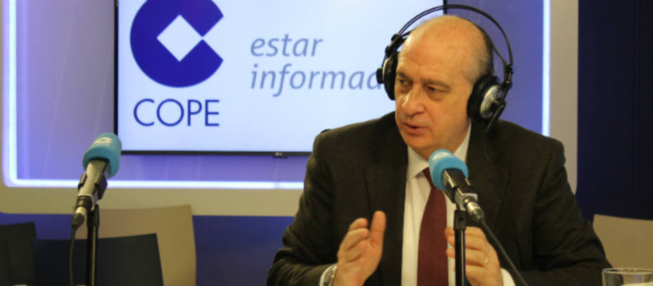 Jorge Fenández Díaz, ministro del Interior en funciones, en el estudio de la Cadena COPE. Pedro del Castillo