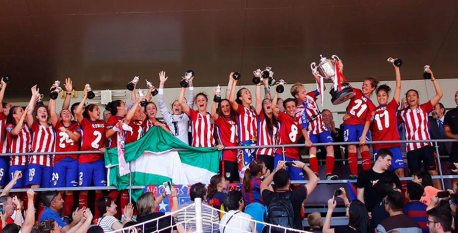 Las chicas del Atlético de Madrid celebran el título en el palco. Foto: Atleti Féminas.