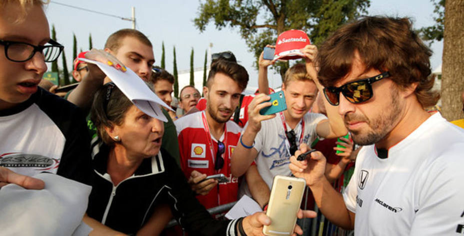 Alonso firmando autógrafos en el GP Monza (FOTO - Reuters)