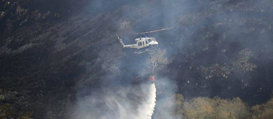 Labores de extinción del fuego uno de los montes próximos a la localidad cántabra de Fresneda - EFE/Pedro Puente Hoyos