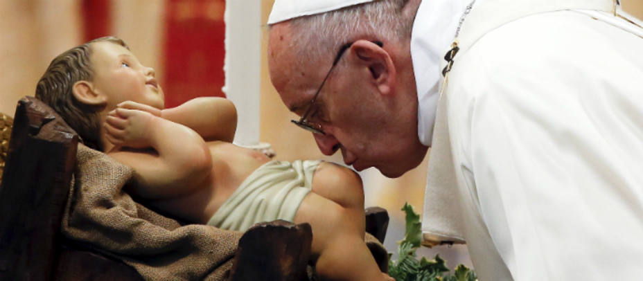 El Papa Francisco besa la figura del niño Jesús durante un momento de la Misa de las Familias. REUTERS/Alessandro Bianchi