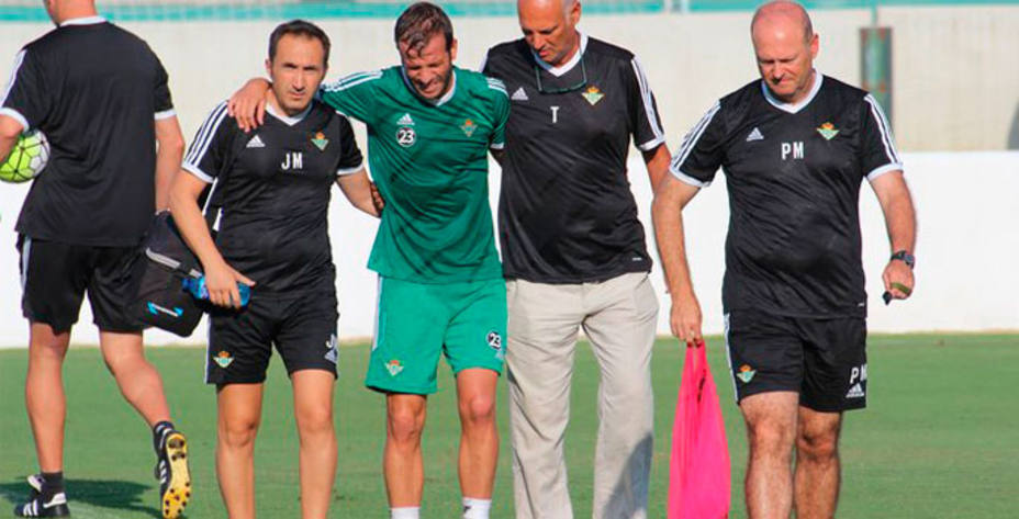 Van der Vaart estará tres semanas de baja por un esguince de tobillo. Foto: Real Betis.