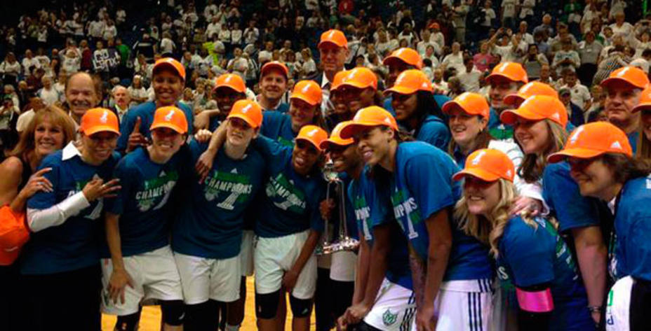 Las Minnesota Lynx posan con el trofeo de campeonas de la WNBA. @minnesotalynx