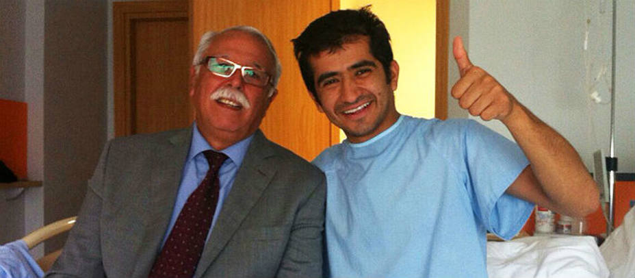 Joselito Adame con el doctor Miguel Fernández antes de abandonar la clínica. E.M.