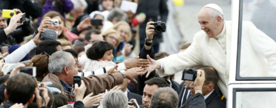 El pontífice saludando a los fieles