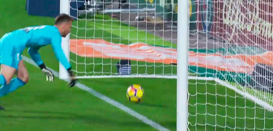 Imagen del balón que entra a tiro de Messi pero que el árbitro no dio gol