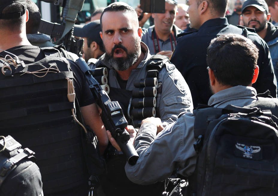 Un policía israelí custodia la Puerta de Damasco en Jerusalén