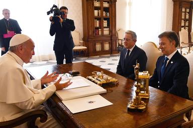 El papa se reune con Santos y Uribe durante treinta minutos
