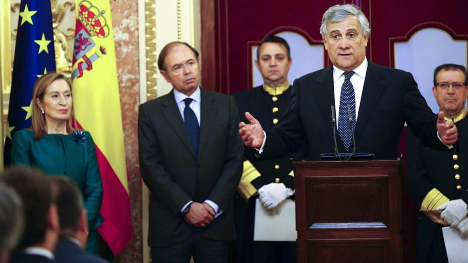 Tajani apoya al Gobierno en Cataluña y solo ve posible el diálogo con la ley